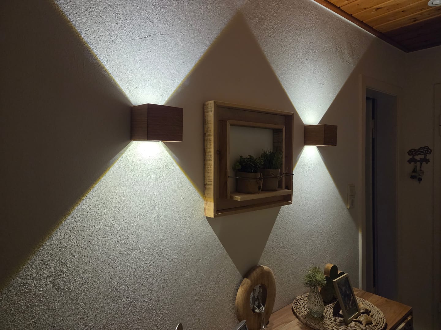 Customer photo review of Moderne Wandleuchte EMMA aus Eichenholz mit warmweißem Licht