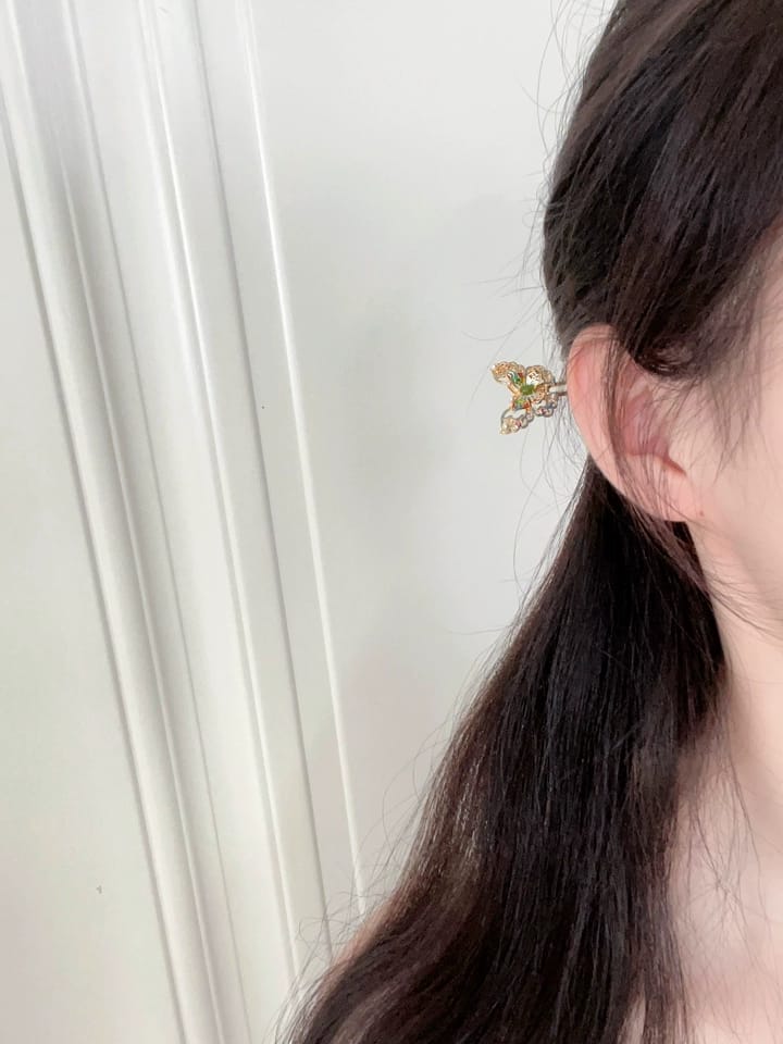 Customer photo review of Cloud Sleeves Green Jade Butterfly Hairpin