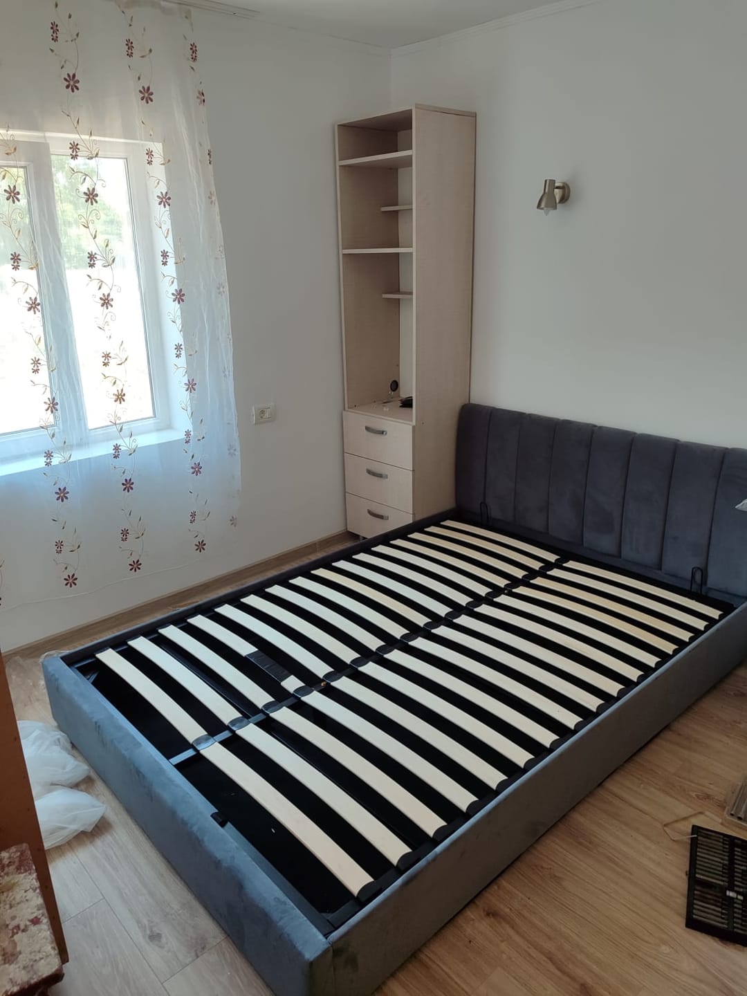 Customer photo review of Pat 140 cm MONTREAL, stofa catifelata gri, cu somiera si spatiu depozitare