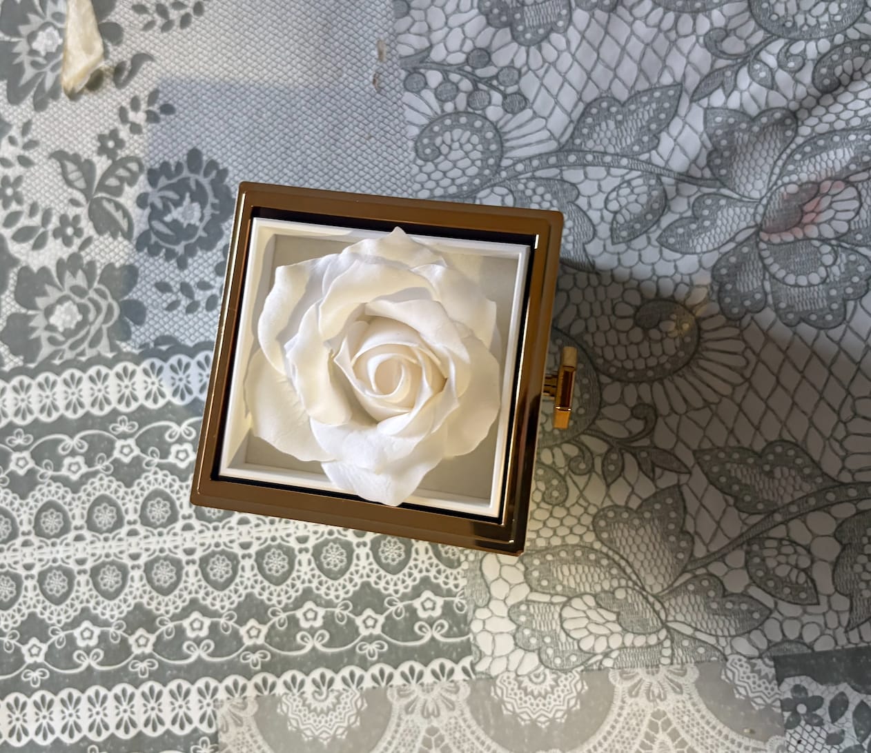 Customer photo review of Caja Regalo Rosa Eterna