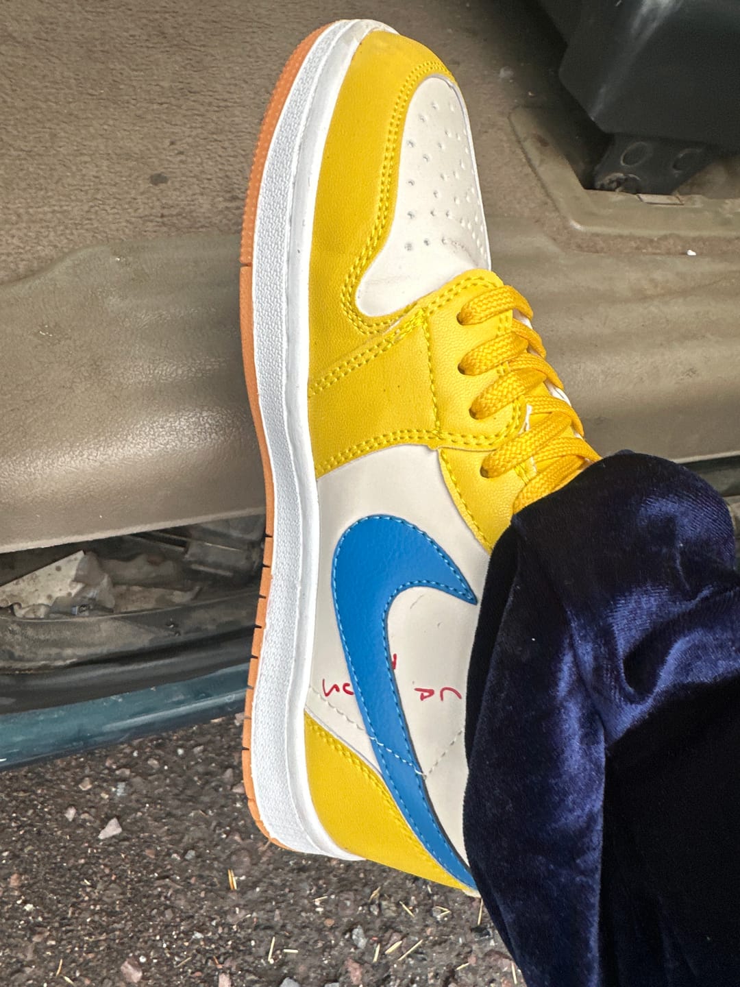 Customer photo review of Tenis Travis Low Canary