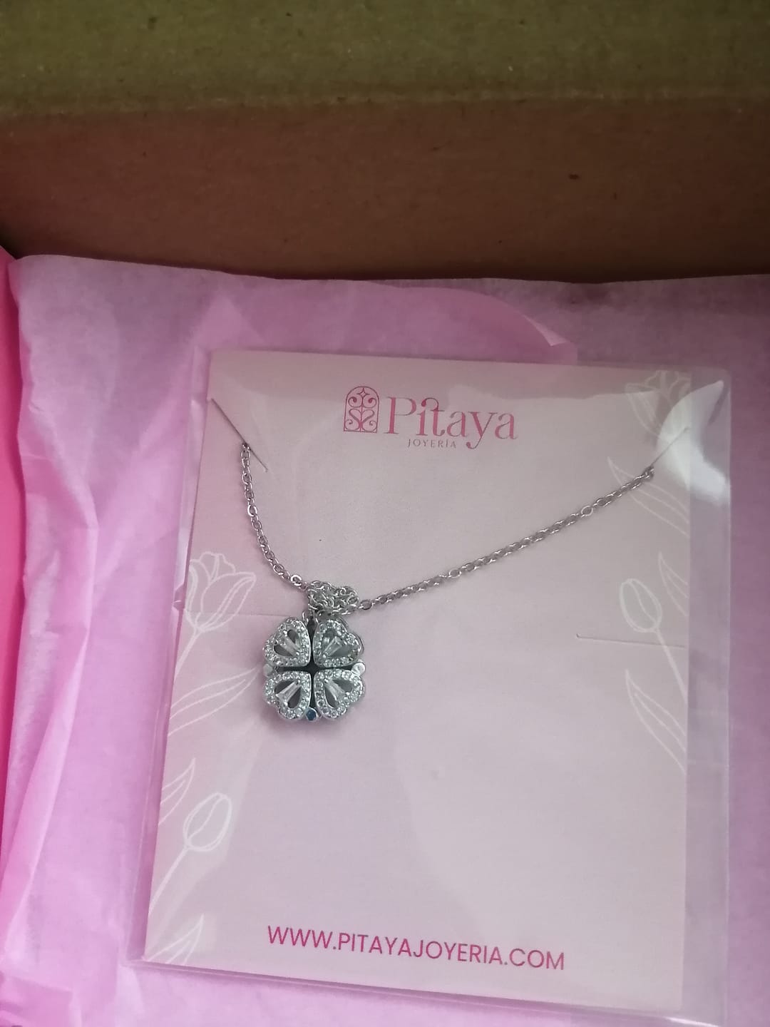 Customer photo review of Collar Trébol de Corazones con Imán