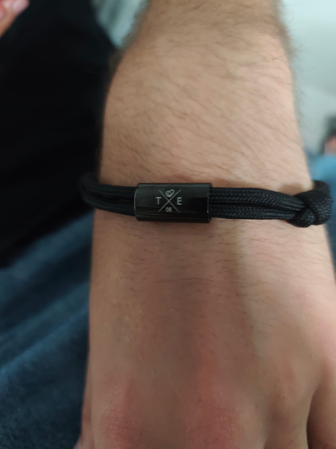 Customer photo review of Freunde - Personalisiertes Armband mit Gravur mit Initialen und Symbol für Freunde und Partner