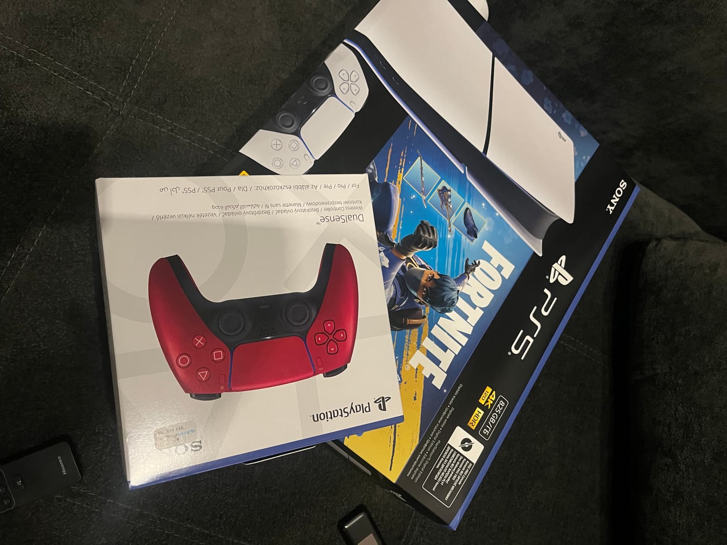 Customer photo review of PS5 Slim Digital+ Fortnite Flowering Chaos (Voucher) + PS5 Dual Sense Volcanic Red