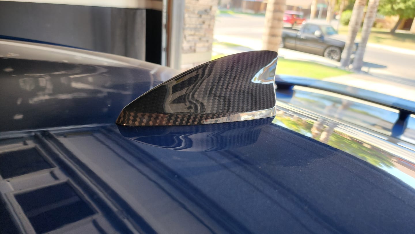 Customer photo review of 2016-2024 Camaro Carbon Fiber Shark Fin Antenna Cover