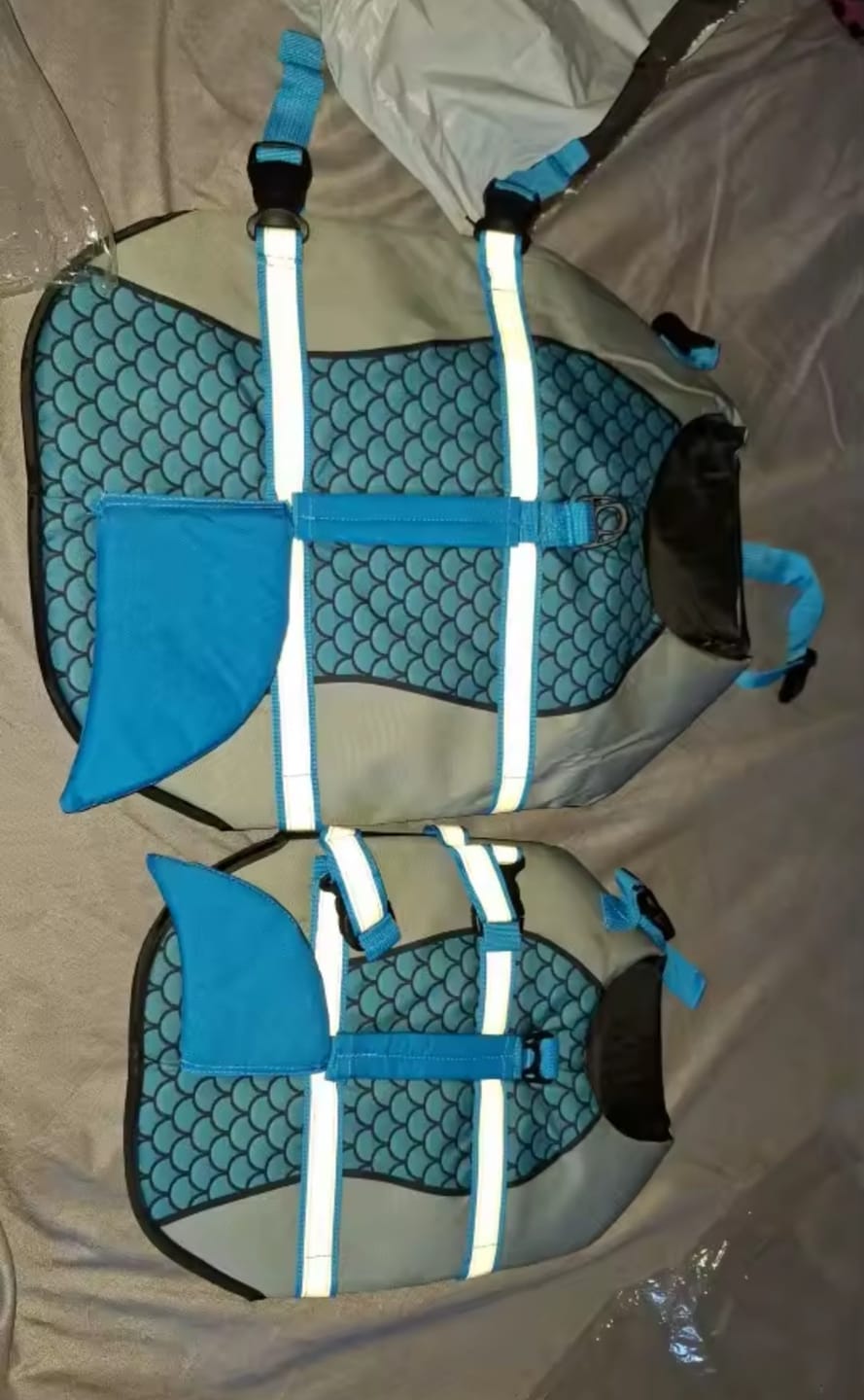Customer photo review of Chaleco Sharkpets