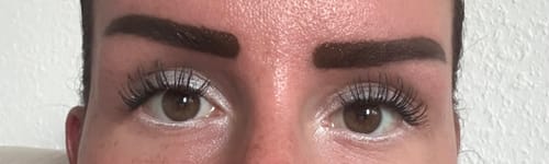 Reviewer's Augen mit natürlich aussehenden The Heartbreaker Wimpernextensions, die einen vollen und gelifteten Look zeigen.