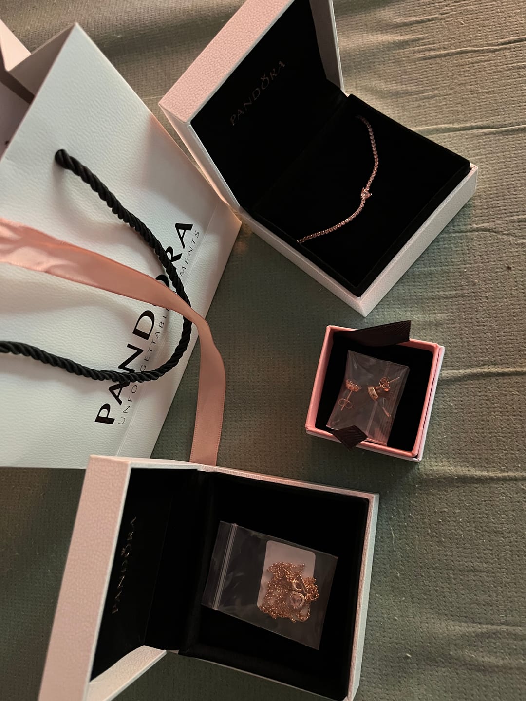 Customer photo review of COLLAR PANDORA ORO ROSA CORAZON ELEVADO ROSA + KIT DE REGALO