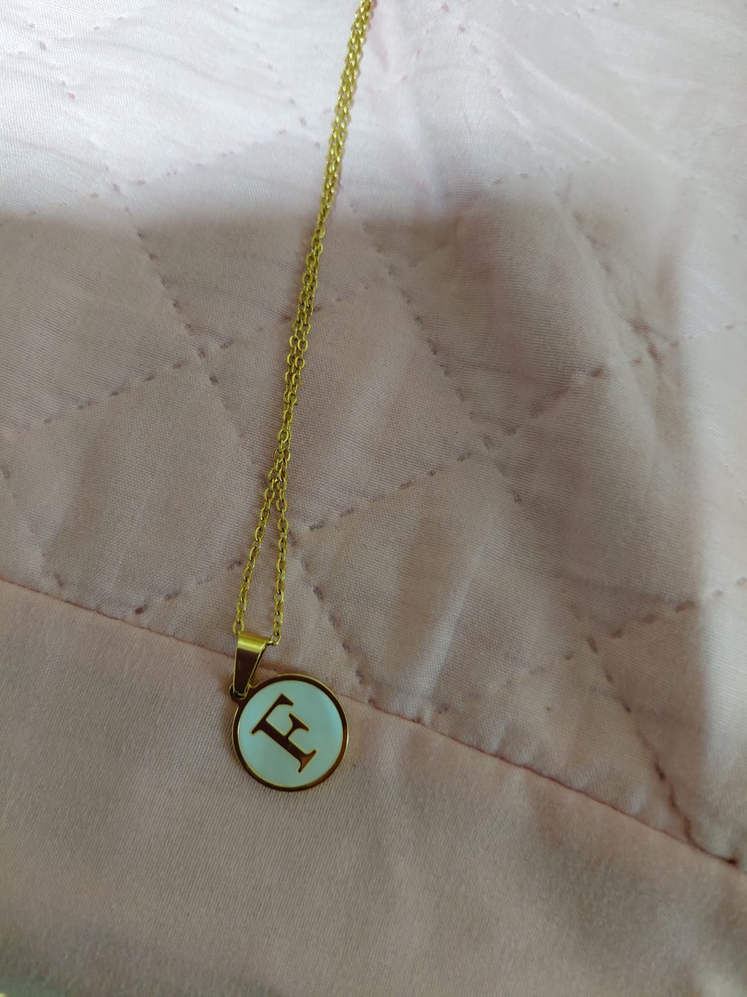 Customer photo review of Colar Letra Inicial Marble Banhado em Ouro 18K
