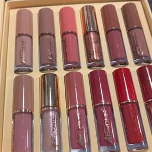 Customer photo review of Kit com 12 – Conjunto de Batons Líquidos Matte Hidratantes de Longa Duração