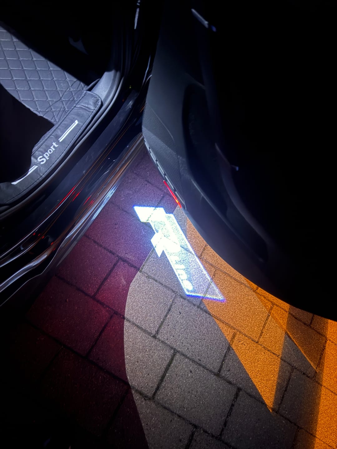 Customer photo review of Volkswagen Door lights R LINE Logo  Nr. 33 ( quantity 1 = 2 Logo Film / 2 door lights)