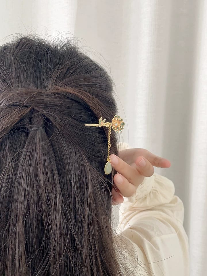Customer photo review of Lotus Fragrance Jade Tassel Hairpin