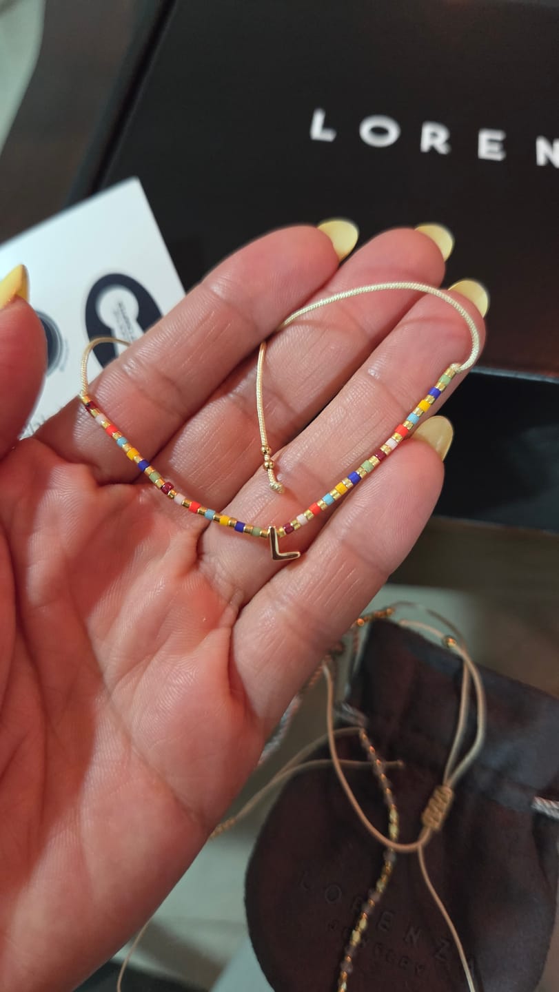 Customer photo review of Pulsera Chaquiras Rainbow Con Inicial