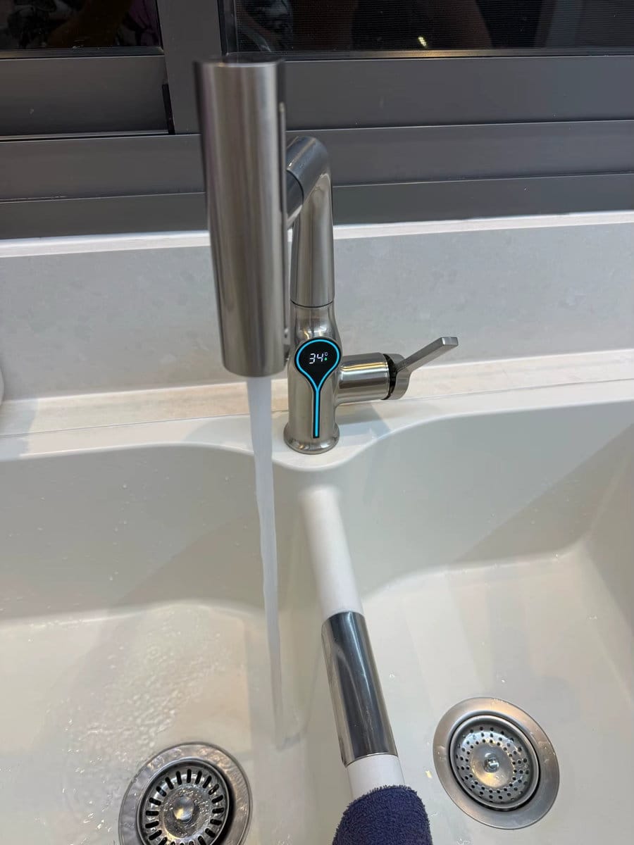 Customer photo review of Torneira Para Banheiro Monocomando Misturador Cascata Com Display Digital Royal Clear