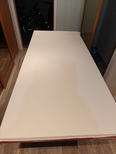 Customer's Snow white supermatt kontaktplast montert på en stor og glatt hvit flate.