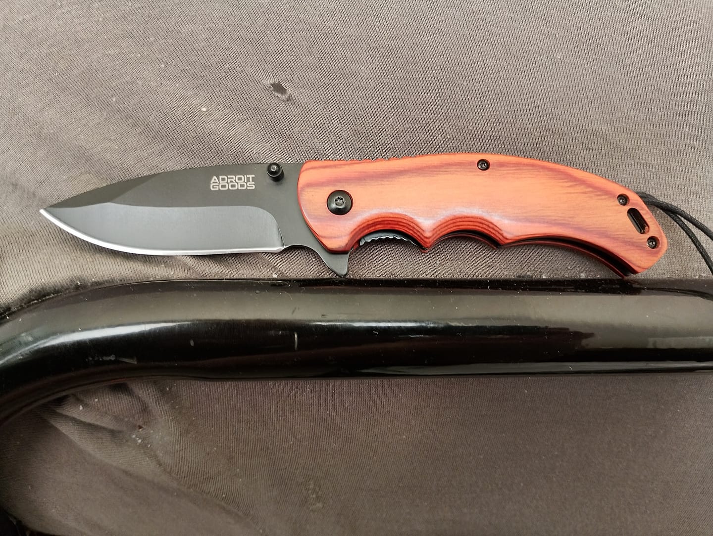 Customer photo review of RVS zakmes met rood sandelhout, incl. hoes en slijptool - Premium Mini Opvouwbaar Zakmes – 9 cm 5Cr13 Roestvrijstalen Snede, 3.0 mm Dikke Constructie & Massief Houten Handgreep voor Outdoor, Kamperen, Dagelijks Gebruik en Survival