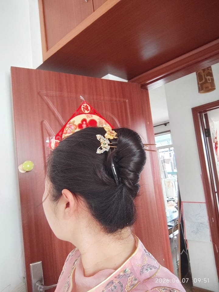 Customer photo review of Cloud Sleeves Green Jade Butterfly Hairpin