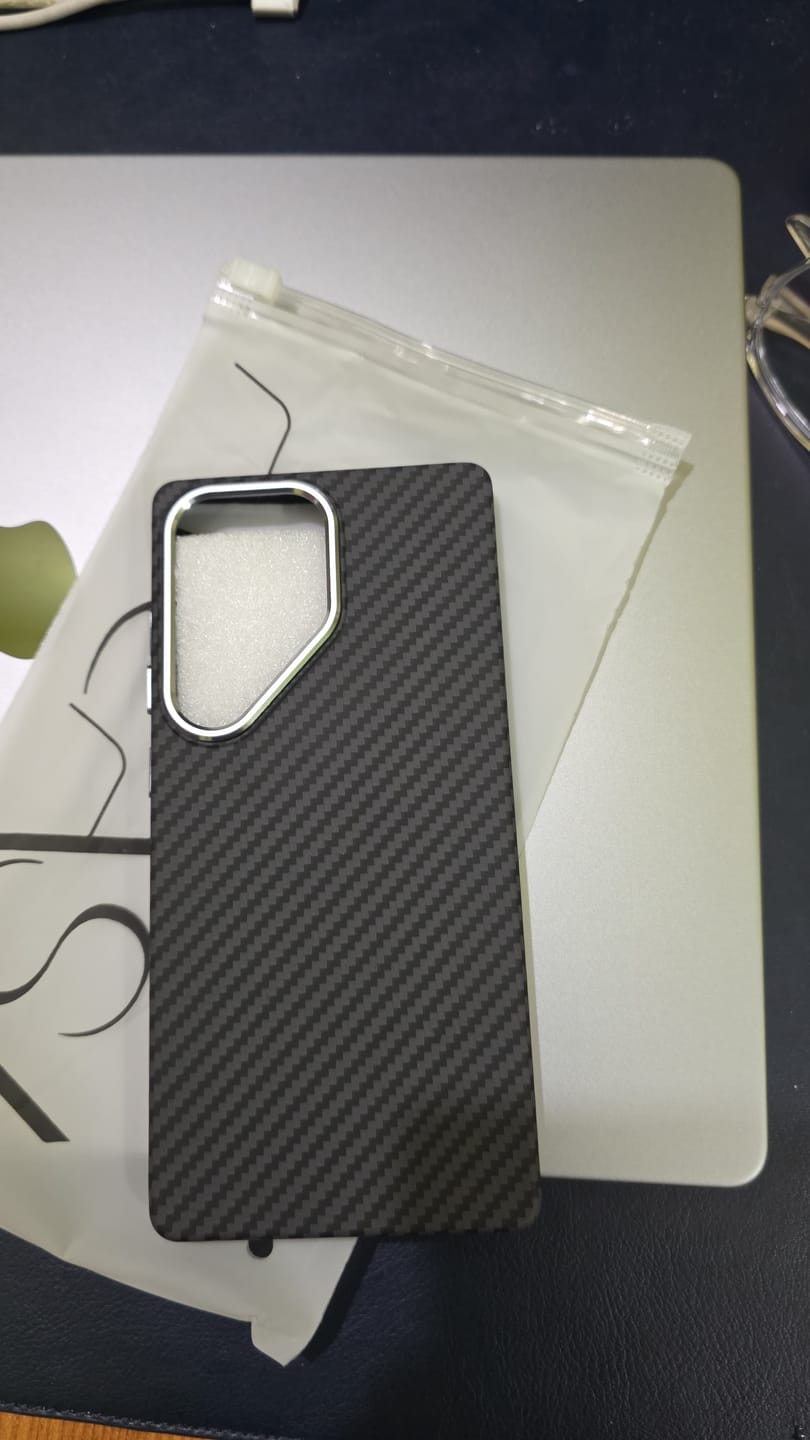 Customer photo review of Samsung Premium Metal Magsafe Carbon Fiber Ultra Thin Pre-Order Case
