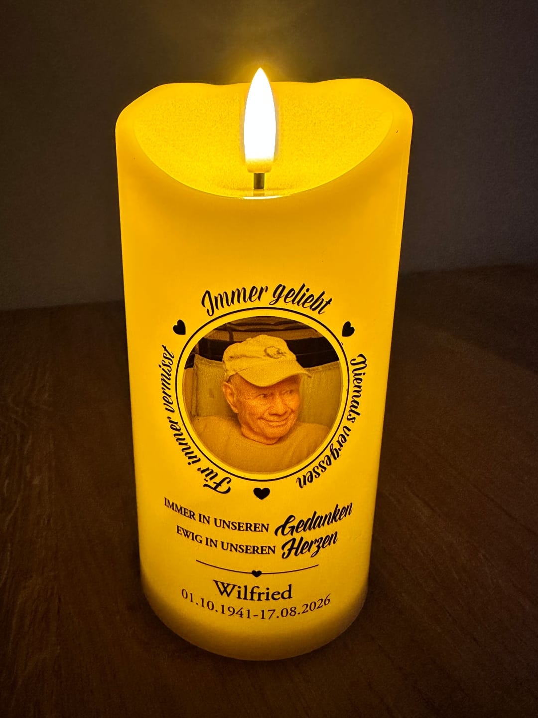 Customer photo review of Immer geliebt - LED Trauerkerze mit Foto und Datum in Erinnerung an Verstorbene