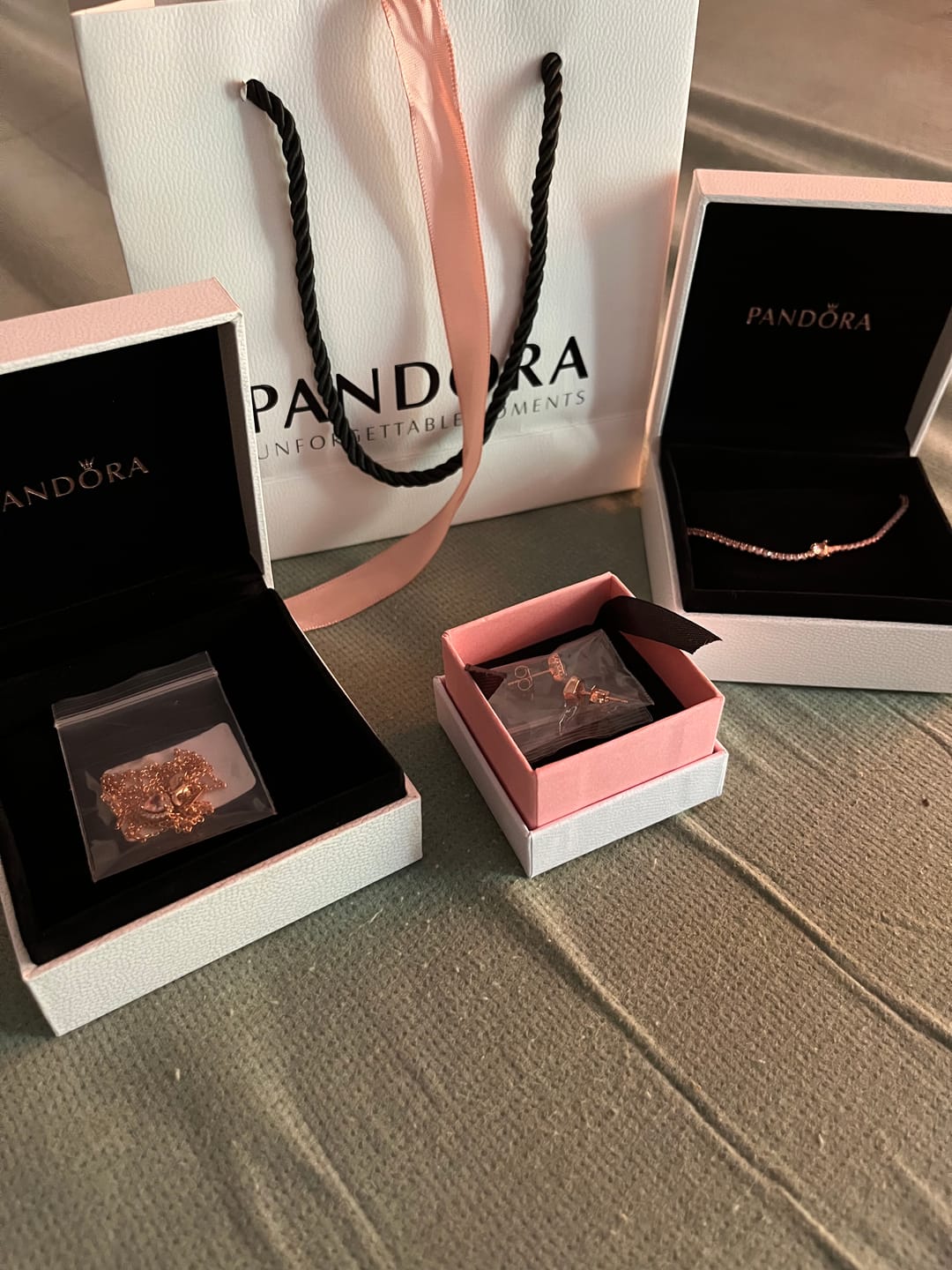Customer photo review of ARETES PENDIENTES PANDORA CORAZON ELEVADO ORO ROSA + KIT DE REGALO