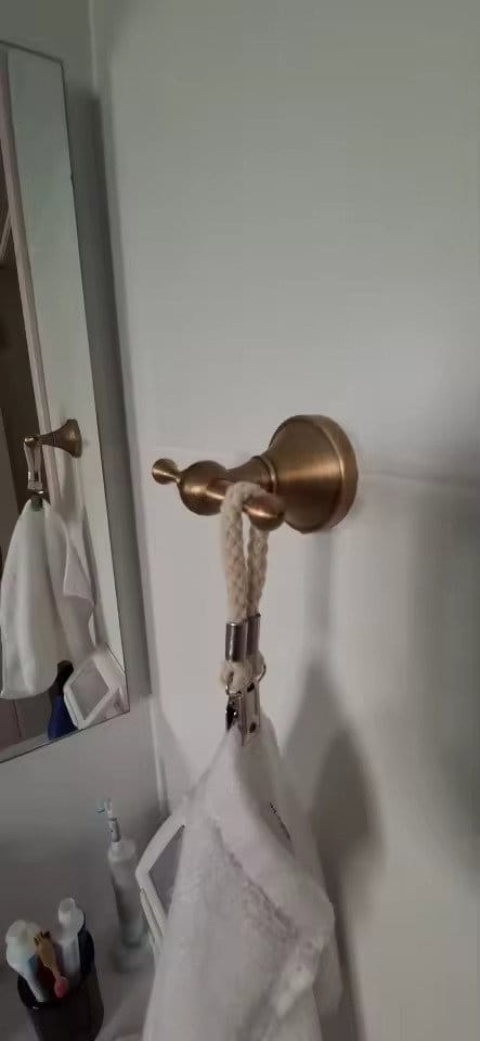 Customer photo review of Porta Toalha Dourado Toalheiro Para Banheiro