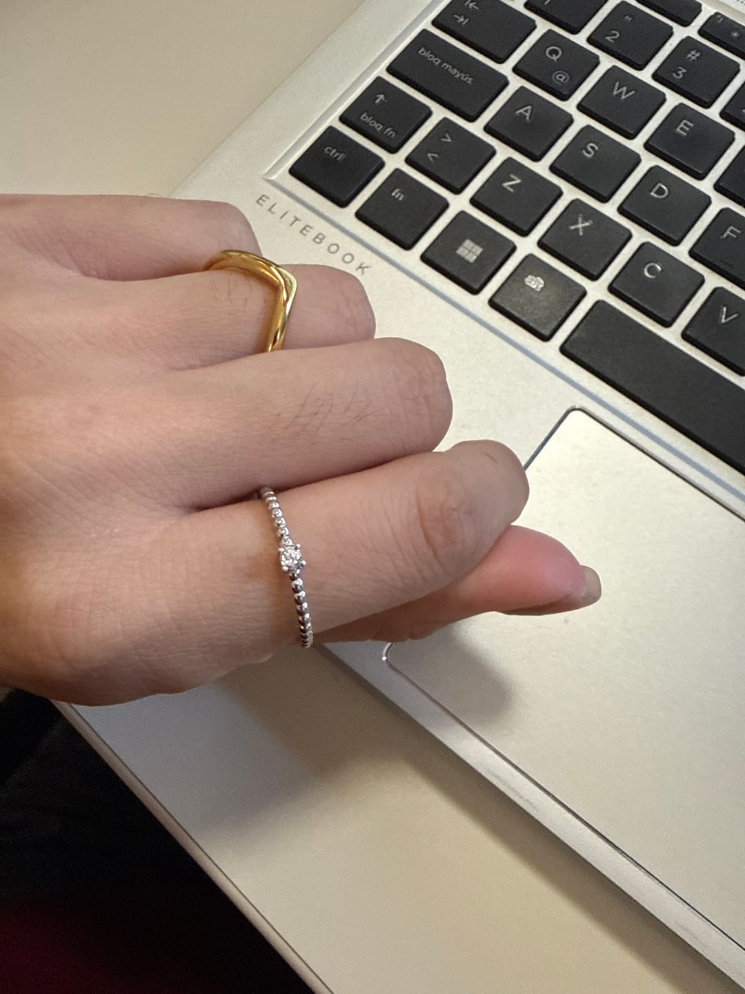 Customer photo review of Anillo Delgado Bolitas Con Zirconia