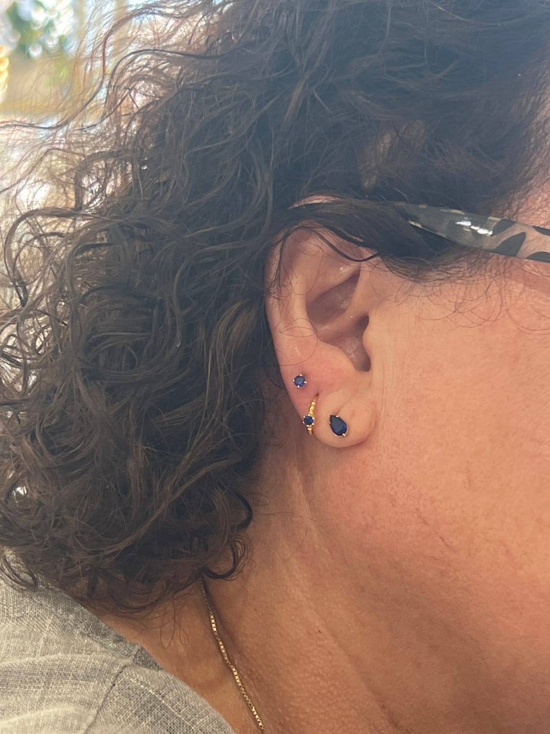 Customer photo review of Broquel Mini Zirconia Redonda Oro 14k