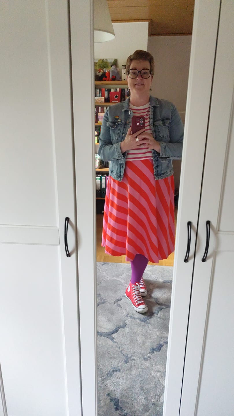 Customer photo review of Romy | Midirock mit Taschen | schräge Streifen