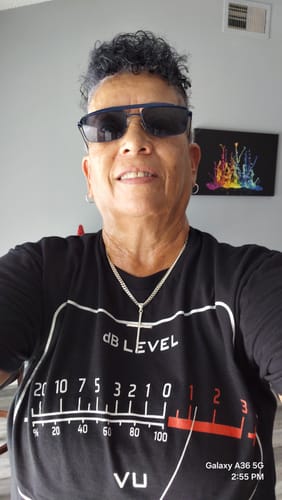Reviewer wearing a black Vu Meter Decibels T-Shirt with a graphical audio level display printed on the front.