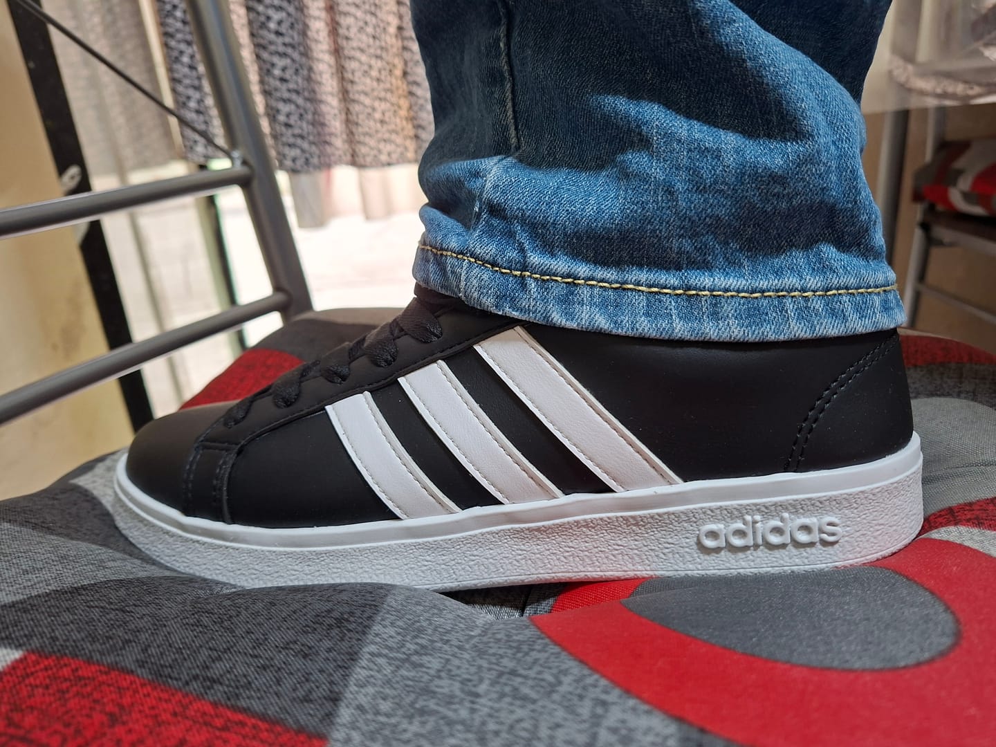 Customer photo review of Tenis Neo Grand Court Negro Blanco