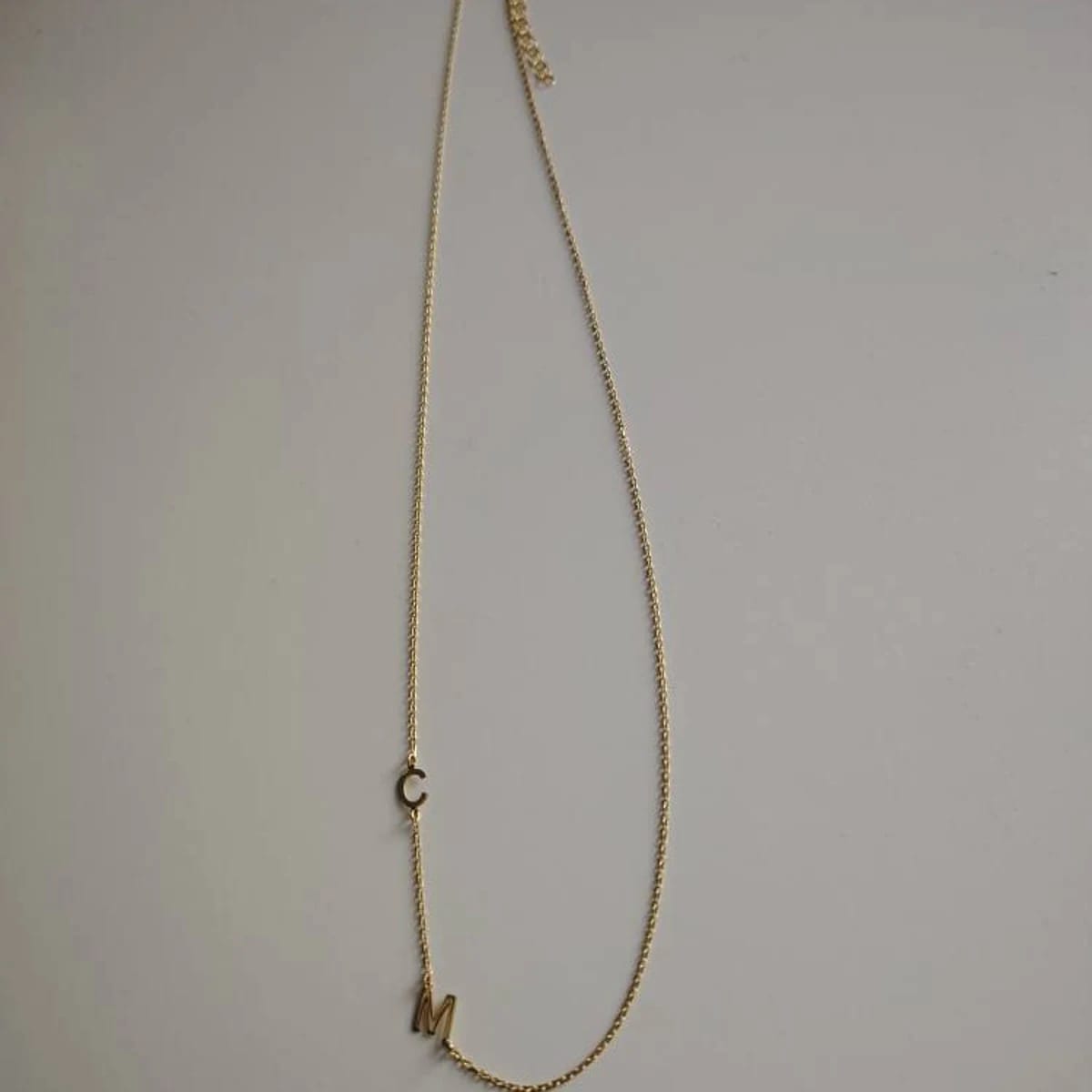 Customer photo review of Colar de Iniciais Laterais