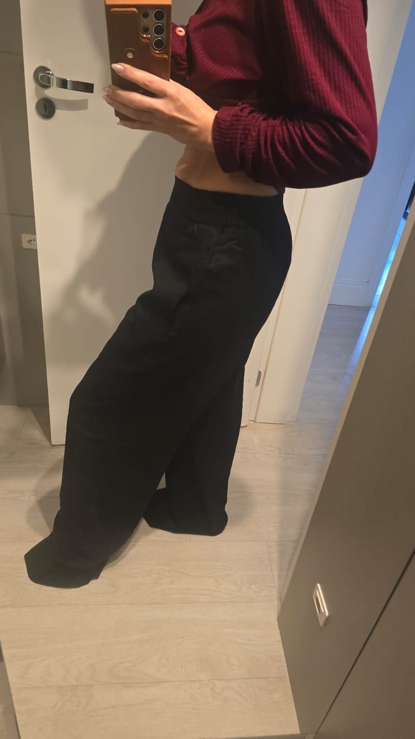 Customer photo review of Calça Reta Petúnia Preta