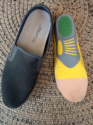 Customer's Ortopéd Pro Talpbetét shown next to a gray mesh slip-on shoe on a textured mat.