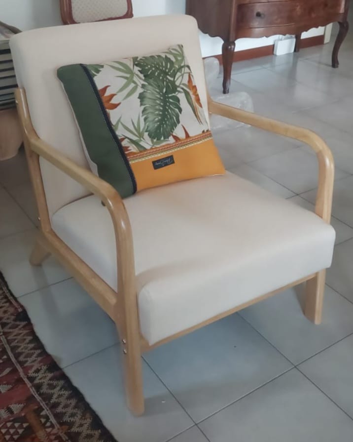Customer photo review of OHAMA - Fauteuil de salon en bois massif et tissu beige