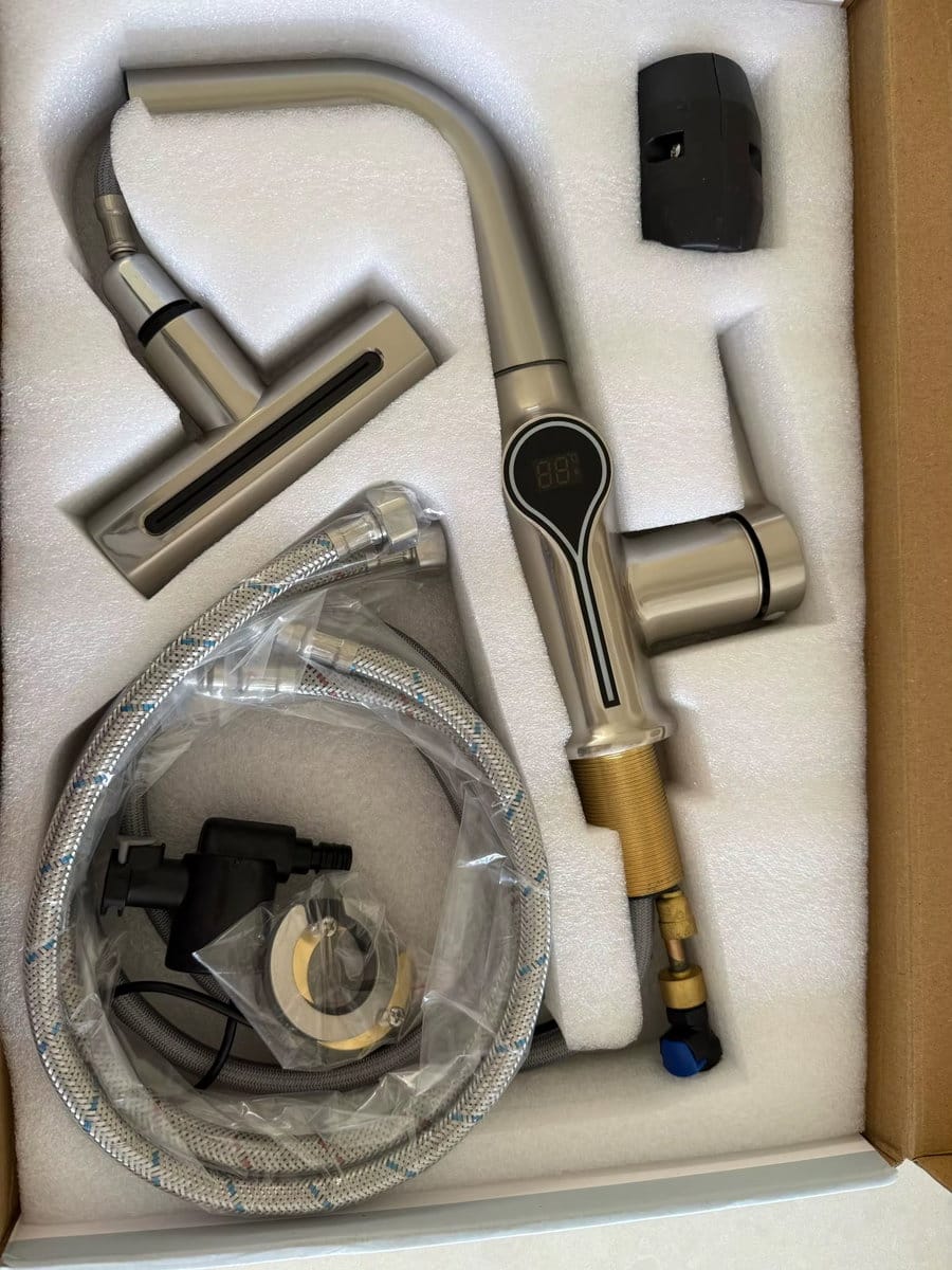 Customer photo review of Torneira Para Banheiro Monocomando Misturador Cascata Com Display Digital Royal Clear