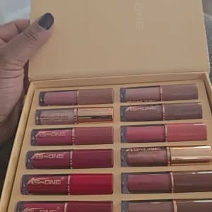 Customer photo review of Kit com 12 – Conjunto de Batons Líquidos Matte Hidratantes de Longa Duração