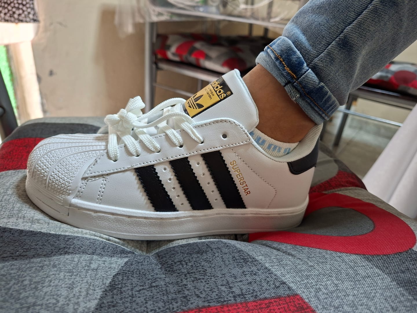 Customer photo review of Tenis Concha Blanco Negro