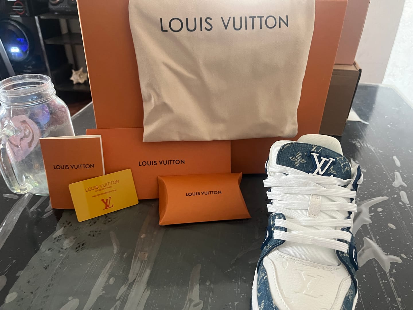 Customer photo review of Tenis LV Trainer Blanco Azul Importado