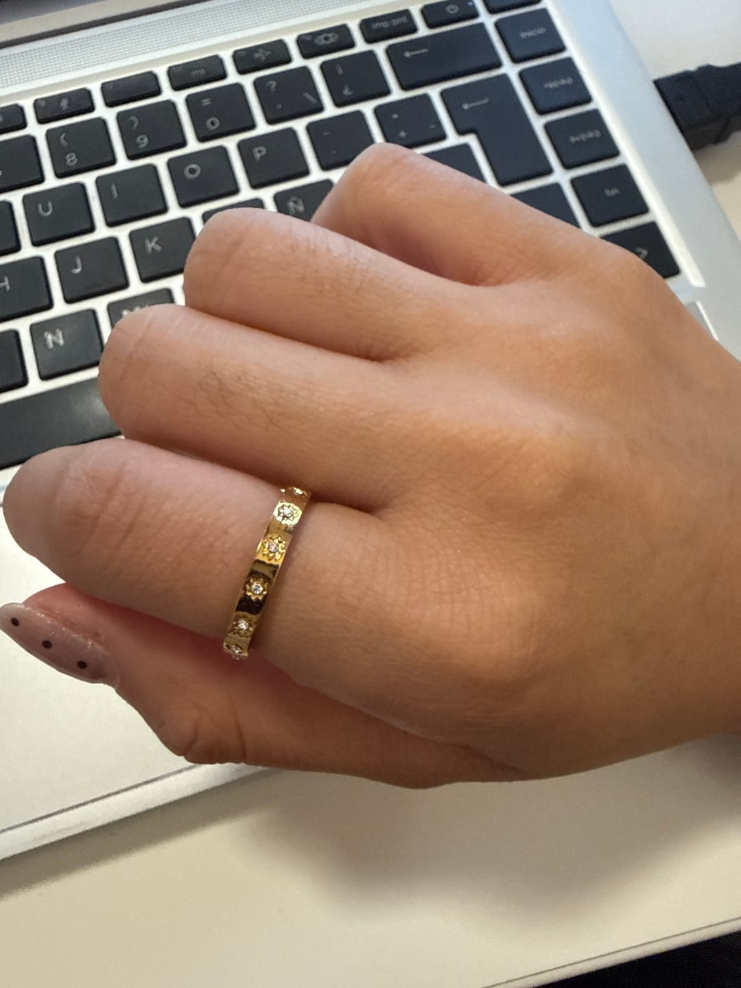 Customer photo review of Anillo Con Mini Flores Zirconias