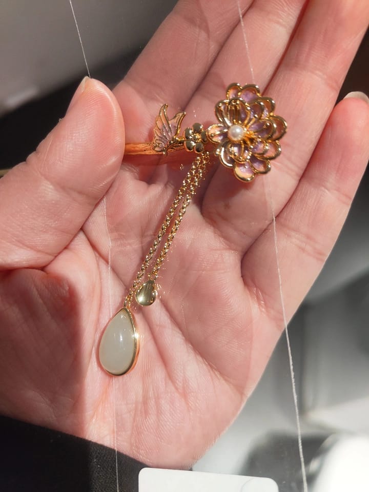 Customer photo review of Lotus Fragrance Jade Tassel Hairpin