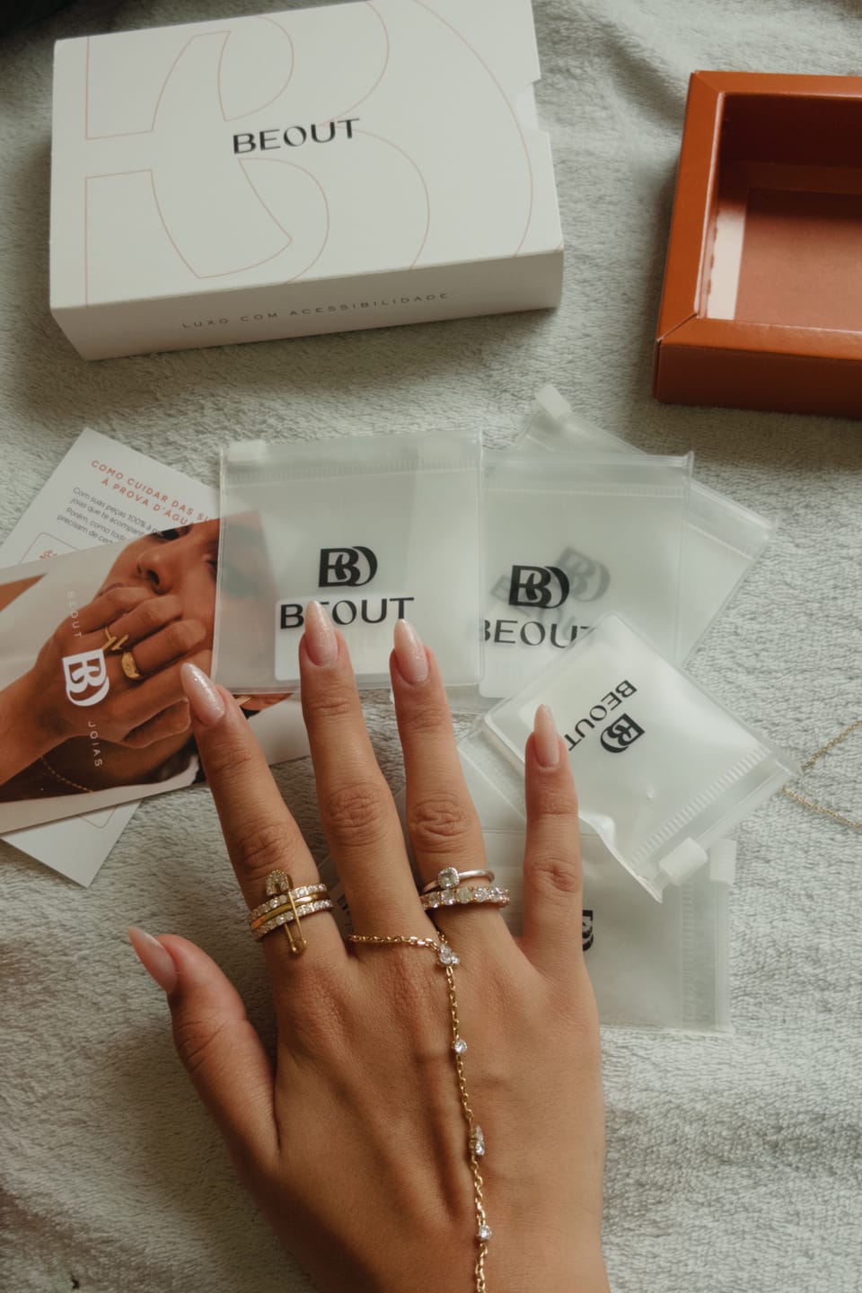 Customer photo review of Pulseira de Mão Florenza Banhada em Ouro 18k
