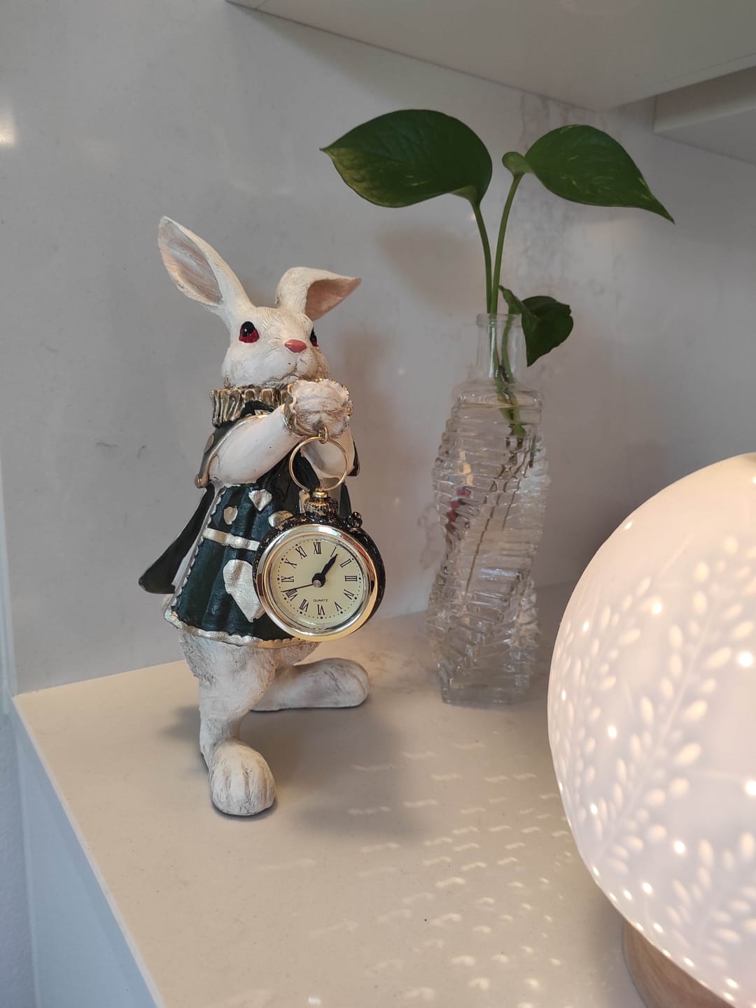 Customer photo review of Statuina Bianconiglio con Orologio in Resina Bianco/Verde H. 24 cm