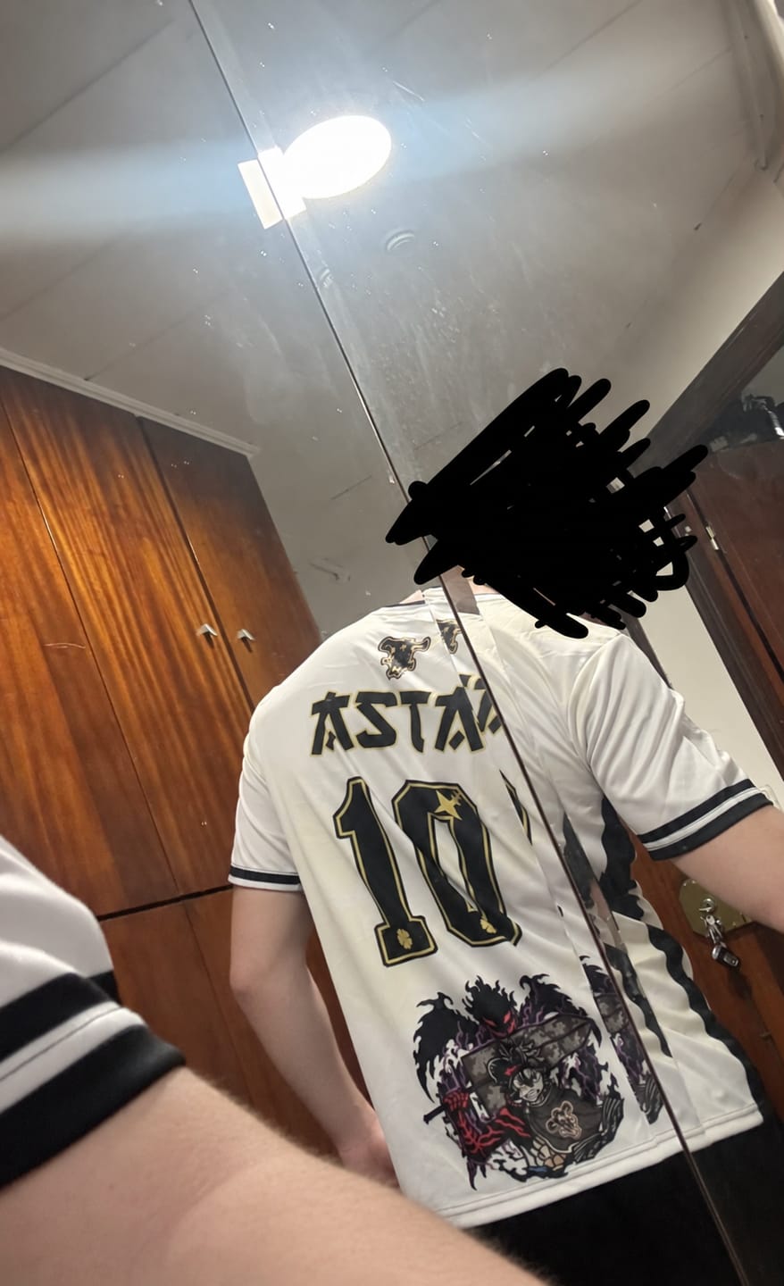Customer photo review of Camiseta Anime Fútbol – Streetwear