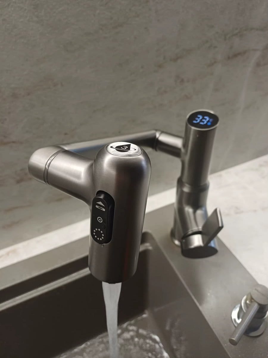 Customer photo review of Torneira Para Banheiro Monocomando Misturador Com Display Digital LED 360° Rotação