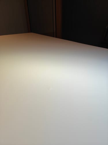 Customer's Snow white supermatt kontaktplast med en liten defekt på den ellers glatte hvite flaten.