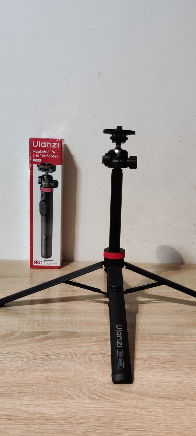 Customer photo review of Ulanzi MT-44M 2-in-1 Magnetic & 1/4" Selfie Stick Tripod