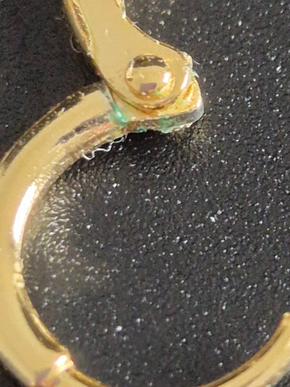 Customer photo review of Pave Perlmutt Lucky Leaf Ohrringe 14K Vergoldet