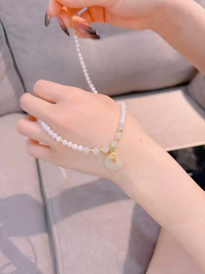 Customer photo review of Vivienne Jade Peace Buckle Pearl Necklace