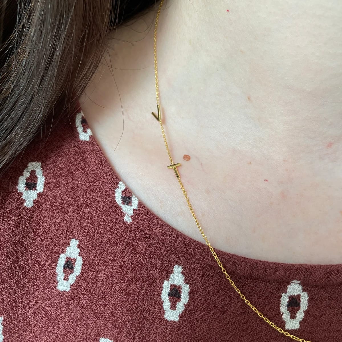Customer photo review of Colar de Iniciais Laterais