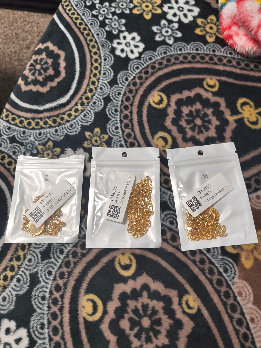 Customer photo review of Vintage Lace Round 26 Letter Figaro Necklace, 14K Gold Plated Personal Initial Pendant Clavicle Chain
